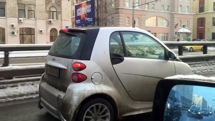 Девушка рулит и вяжет