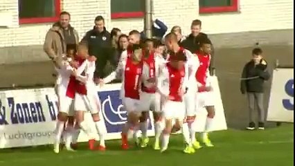 Le but magnifique du fils de Patrick Kluivert avec les U17 de l'Ajax contre Feyenord
