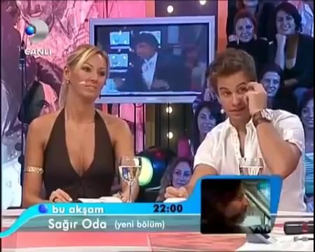 Pınar Altuğ Göğüs Dekolte