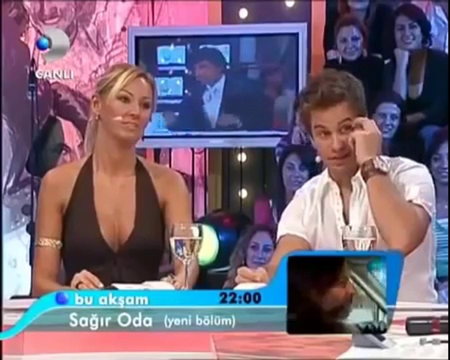 Pınar Altuğ Göğüs Dekolte