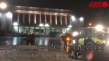 Les agriculteurs devant la mairie de Brest