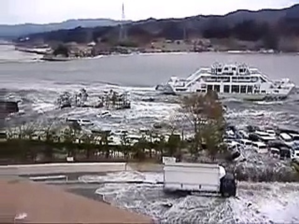 Tsunami and rabid UFO on 1 min 25 sec