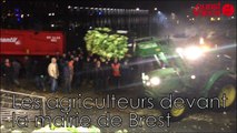 Les agriculteurs déversent leurs produits devant la mairie de Brest
