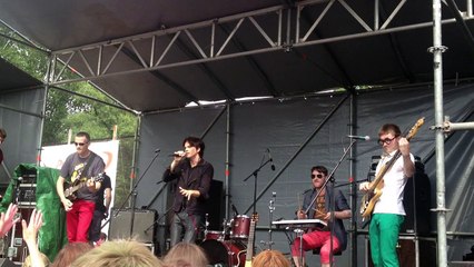 vMetro - «Girl, You'll Be A Woman Soon» (фрагмент) (Фестиваль красок Холи, 07.07.2013) (Илья Монахов)