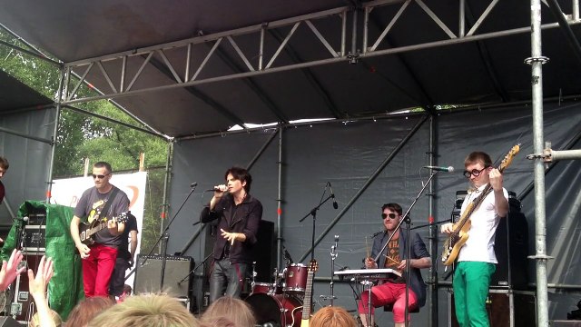 vMetro - «Girl, You'll Be A Woman Soon» (фрагмент) (Фестиваль красок Холи, 07.07.2013) (Илья Монахов)