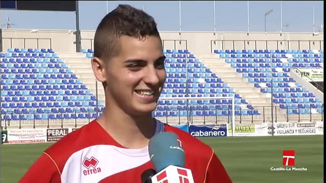 el nino de la camiseta de Iker Casillas es portero