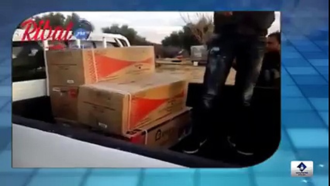 القيروان امرأة تزغرت وتقبل أعوان الأمن أثناء اقتحامهم لمنزلها لحجز بضاعة ابنها المهربة