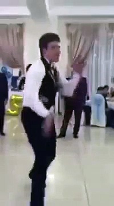 ГОСТИ В ШОКЕ )) ПОКАЗАЛА ТАНЦОРУ КАК НАДО ДВИГАТЬСЯ))