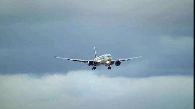 Qatar Airways Boeing 777-200LR Crosswind Landing at Kansai Crosswind Landing