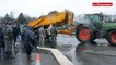 Mûr-de-Bretagne (22).  la RN164 coupée par les agriculteurs