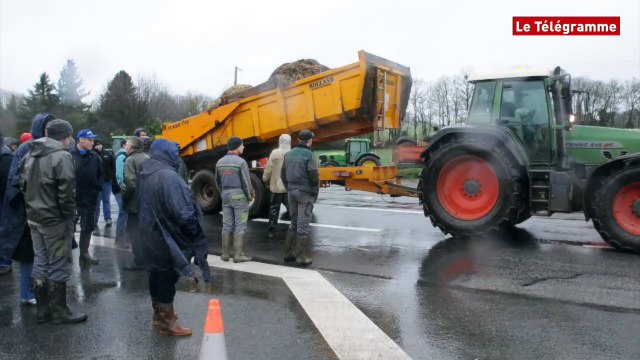 Mûr-de-Bretagne (22). la RN164 coupée par les agriculteurs
