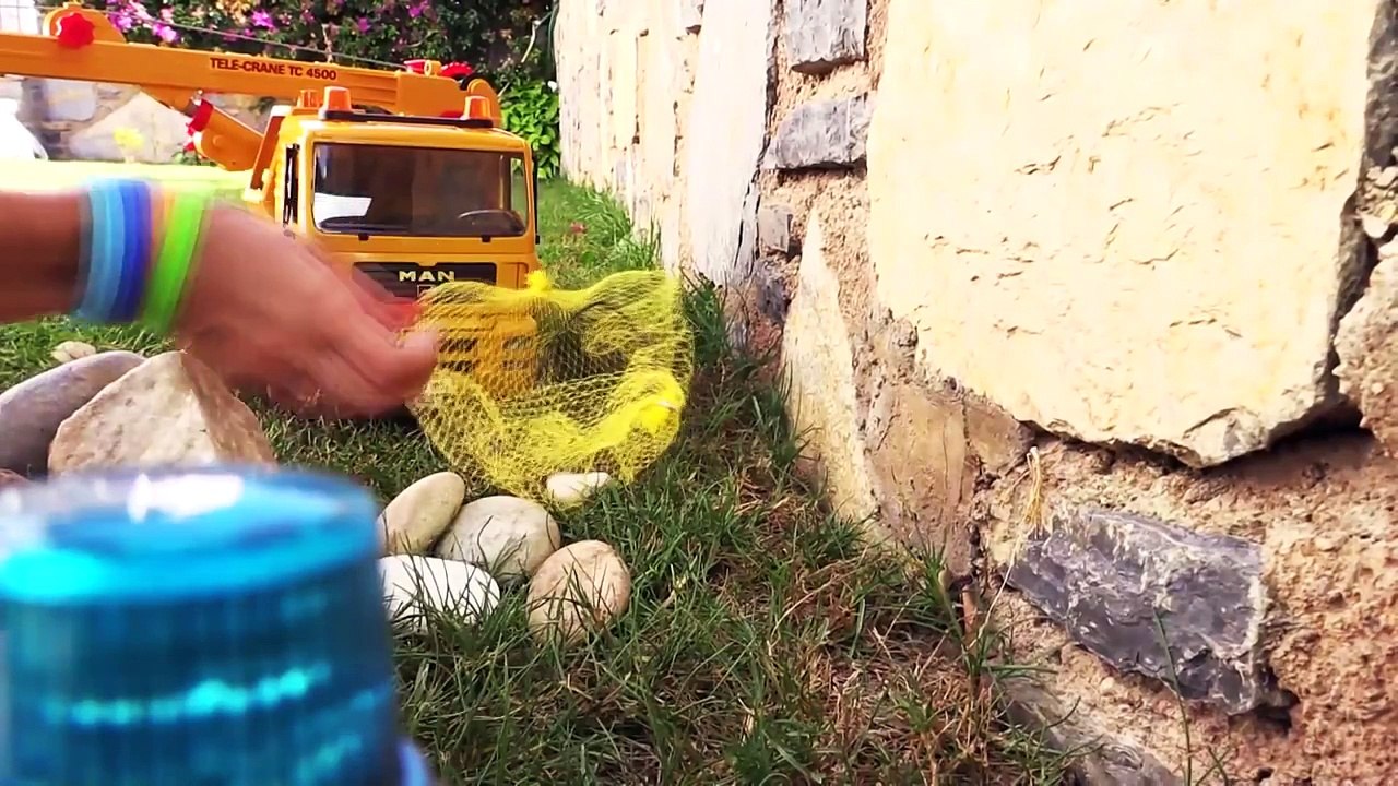 Oyuncaklarla oynuyoruz Vinç kamyonu acil kurtarma aracına yardım ediyor