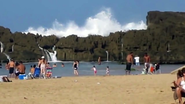 Мощная волна накрыла отдыхающих!