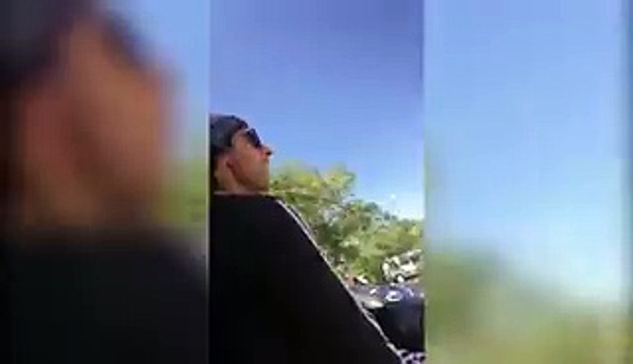 Un couple rentre en Scooter dans un magasin à Marseille