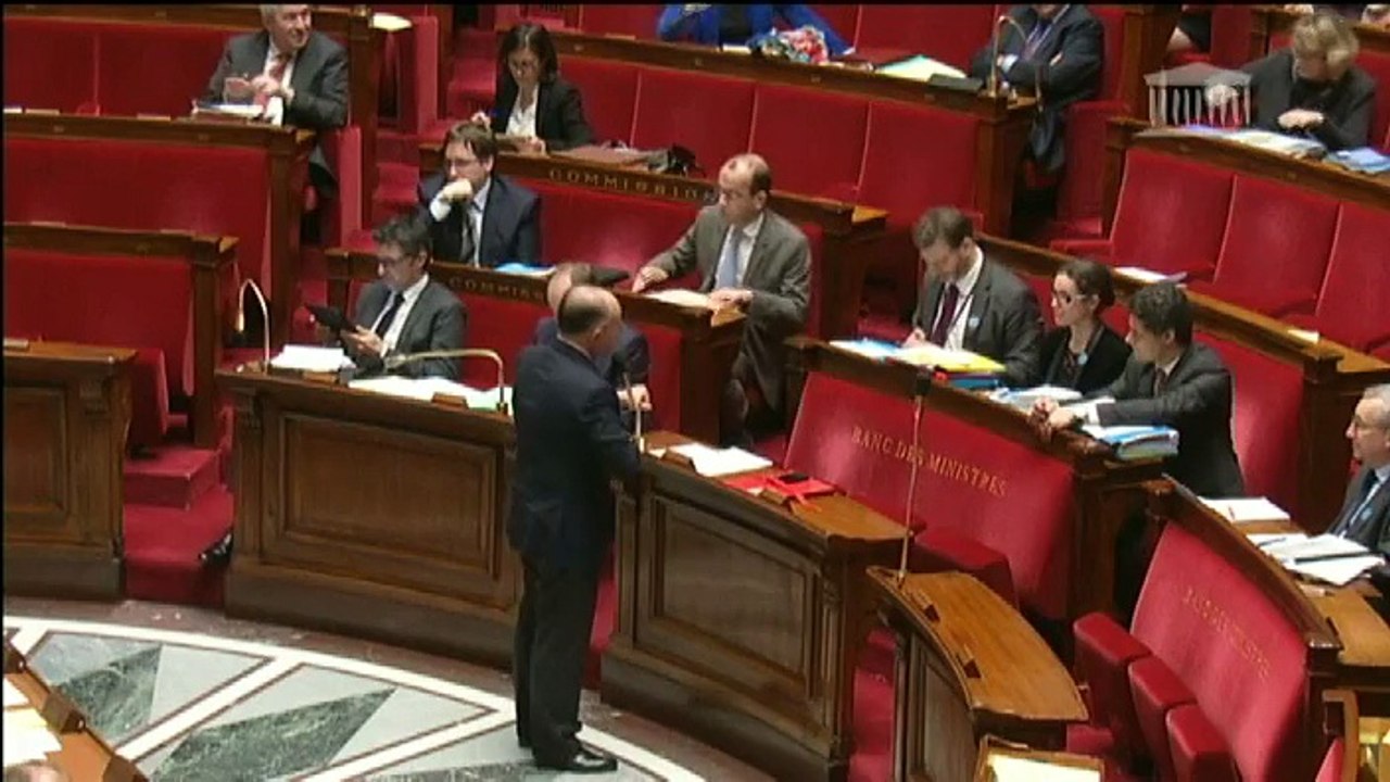 Devant les députés, Bernard Cazeneuve ironise sur sa petite taille et sur celle d'Eric Ciotti