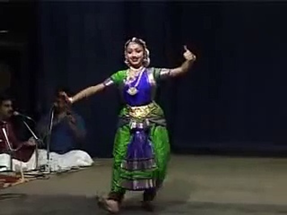 LA MEJOR BAILARINA INDU  - COREOGRAFIA DE UN BAILE  DE LA INDIA
