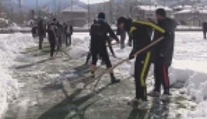 Futbol sahasını futbolcular ve belediye ekipleri temizledi