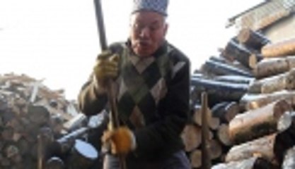 Tahta bacağıyla sağlık için odun kırıyor