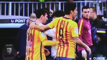 شاهد لحظة إقتحام مشجع في مباراة برشلونة Vs مالقا لمعانقة ميسي ويطلب منه قميص