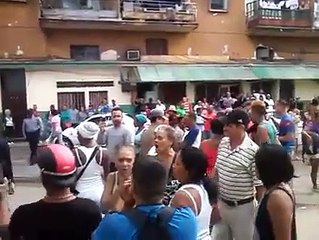 Cubanos protestan en la calles de la Habana pidiendo comida
