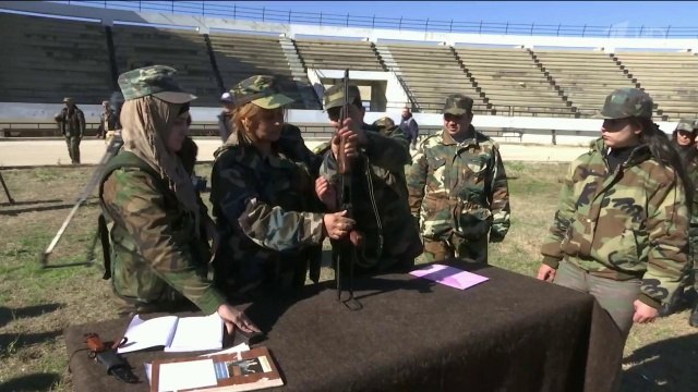 Сирия: Первый день в учебке новобранцы женского батальона изучают автомат Калашникова.