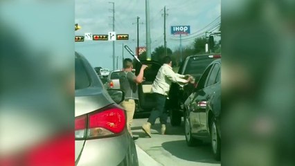 Conductores se dan palos con el semáforo en rojo