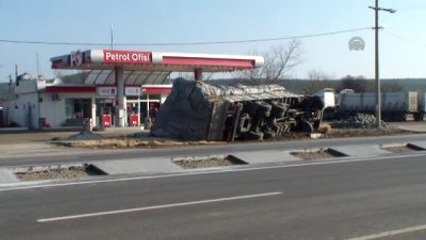 Saman Yüklü Kamyon Devrildi: 2 Yaralı