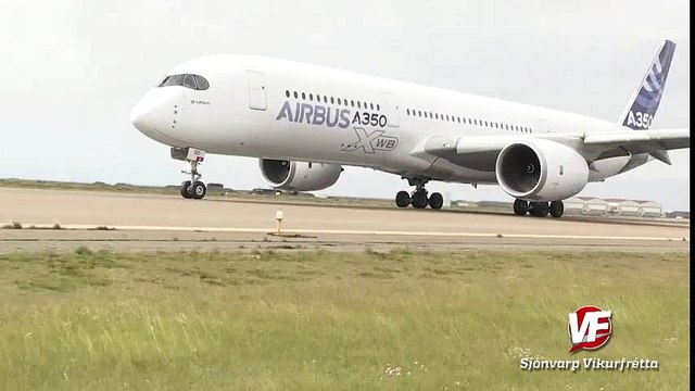 Airbus A350 æfir lendingar á Keflavíkurflugvelli í hliðarvindi // Airbus A350 in crosswinds at KEF Crosswind Landing
