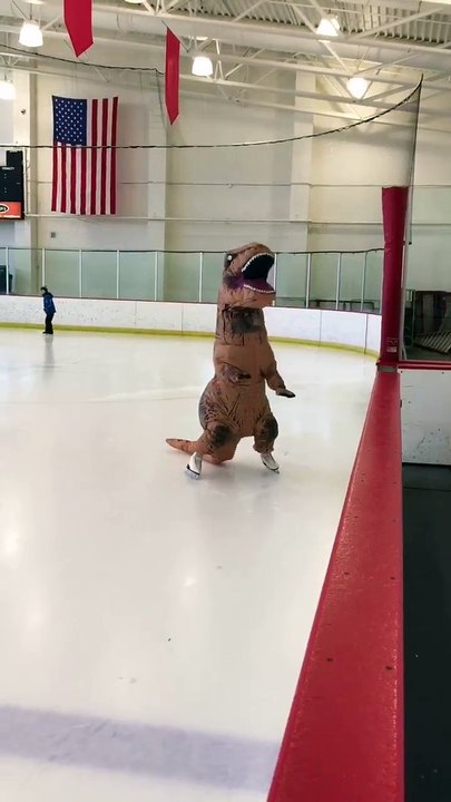 Un T-Rex apprend à faire  du patin à glace - #TRexTuesday