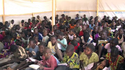 Enfants réfugiés à Bangui: l'école contre les groupes armés