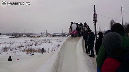 Ледяная горка как зимнее развлечение в Тюмени