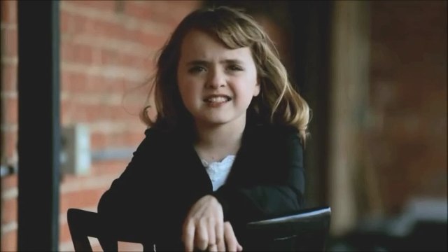 Маленькая девочка поет хит Адель. И делает это очень круто!