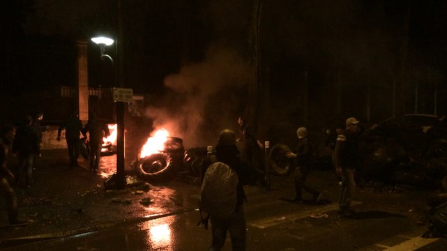 Les agriculteurs en colère brûlent des pneus