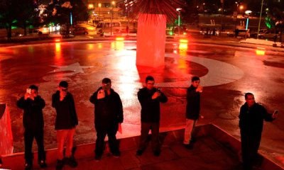 Ay Yıldızlı Havuzda Selfie Yoğunluğu