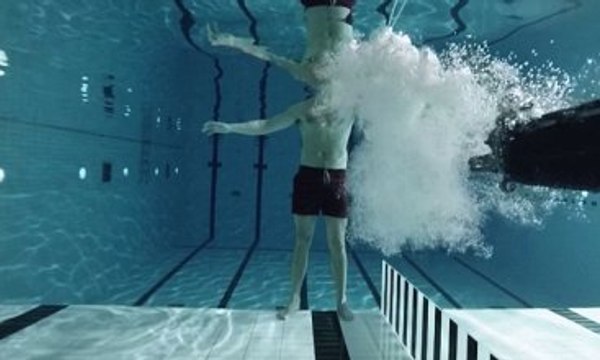 Bilim Adamı, Suitkast Silahıyla Suyun Altında Kendisine Ateş Etti