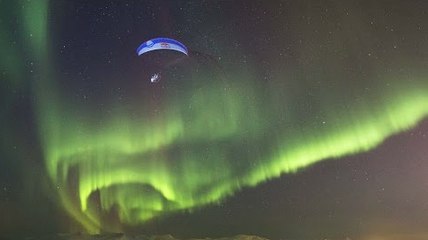 Il fait du parapente au milieu des aurores boréales !