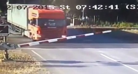 Un train percute un camion bloqué sur la voie