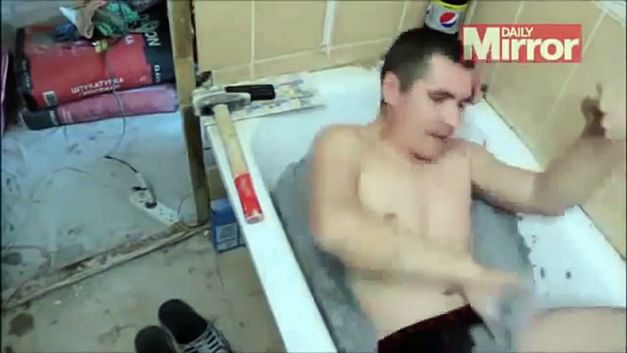 شاهد ماذا حدث لـ عامل حاول الاستحمام بالإسمنت