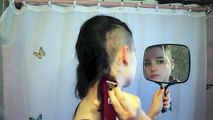 Elle se rase la tête elle-même pour se faire une coupe iroquoise très tendance