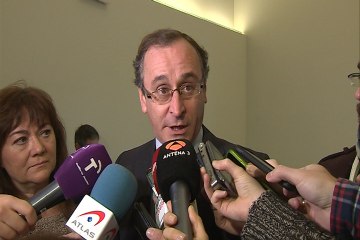 Alonso rechaza que Rajoy se retire por corrupción valenciana
