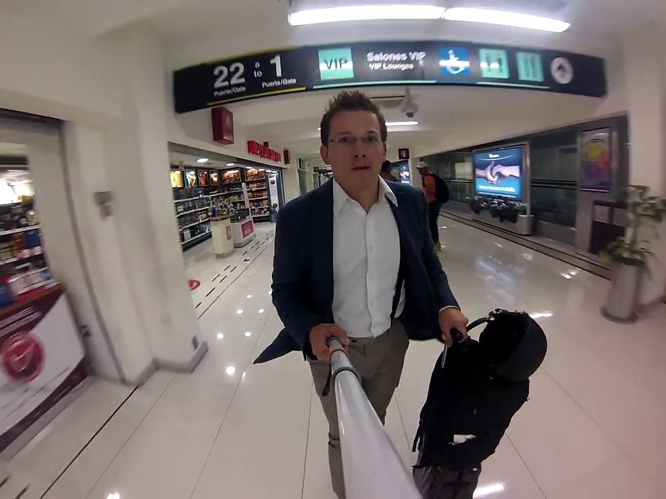 Voilà comment on traverse un aéroport rapidement - Chaussures roulantes Heelys