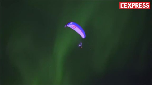 Un parachutiste vole au milieu des aurores boréales en Norvège