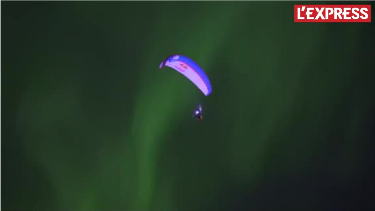 Un parachutiste vole au milieu des aurores boréales en Norvège