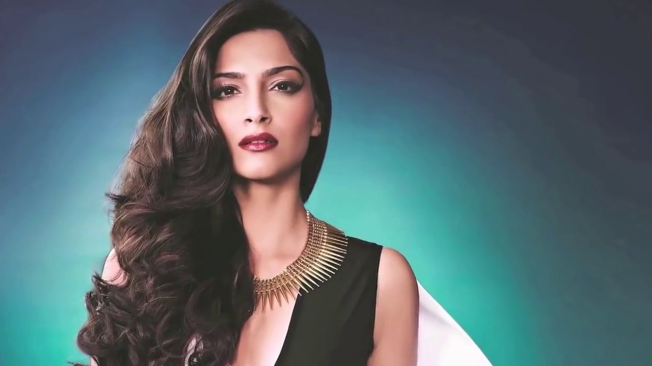 Sonam Kapoor Hot SideB00B Show