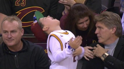 Garoto se empolga e rouba a cena em jogo do Cleveland