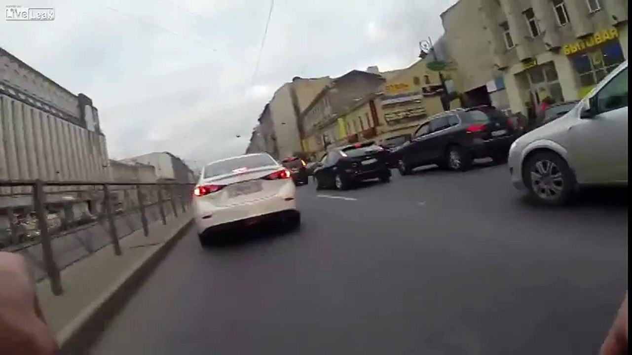 cycliste-tomber-son-nouvel-iphone-funny-video