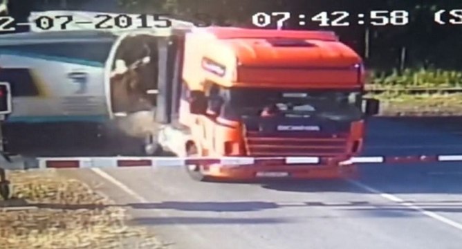 Un train décapite un camion bloqué sur les rails