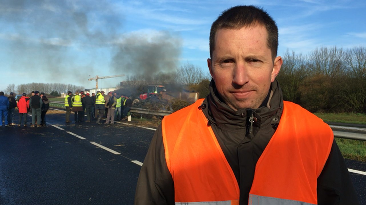 Blocage de la RN 12 par les agriculteurs