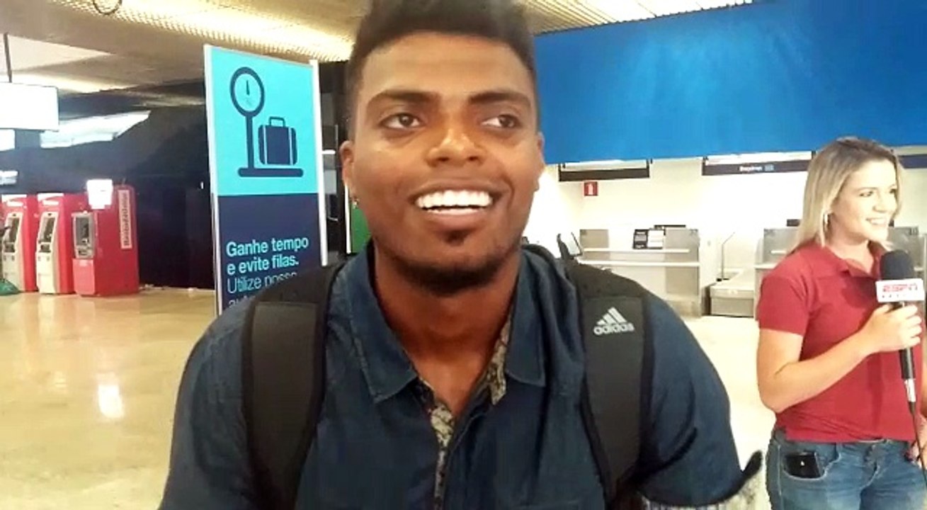 Durante embarque à França, Jemerson agradece apoio da torcida atleticana e projeta retorno ao Galo