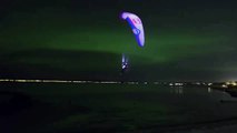 Il fait du parapente sous les aurores boréales à Tromso